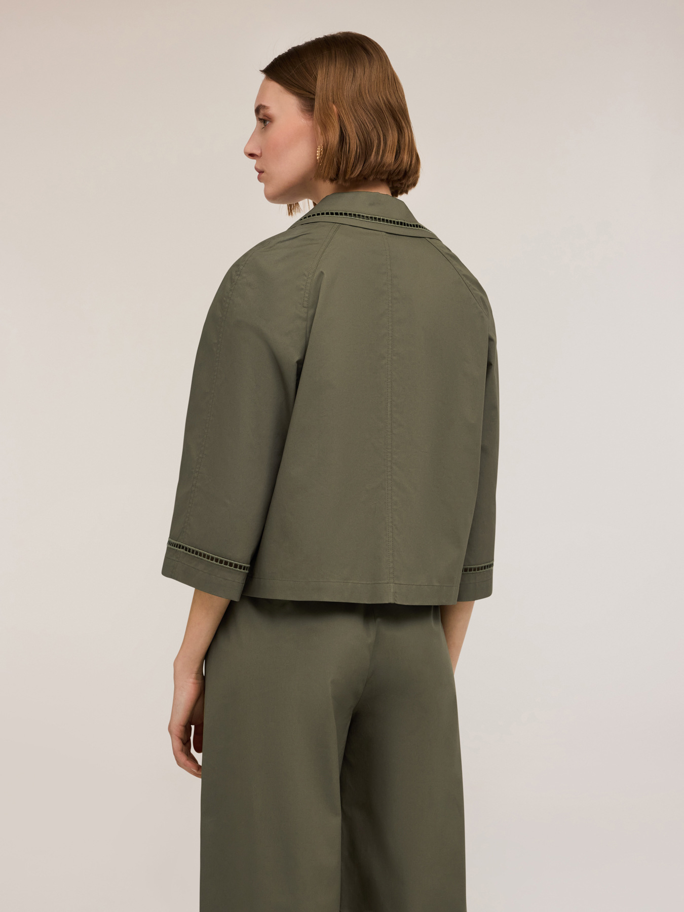 Trench corto con dettaglio ajour&eacute; image number 1