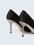Zapatos de salón de terciopelo con microlunares brillantes image number 2