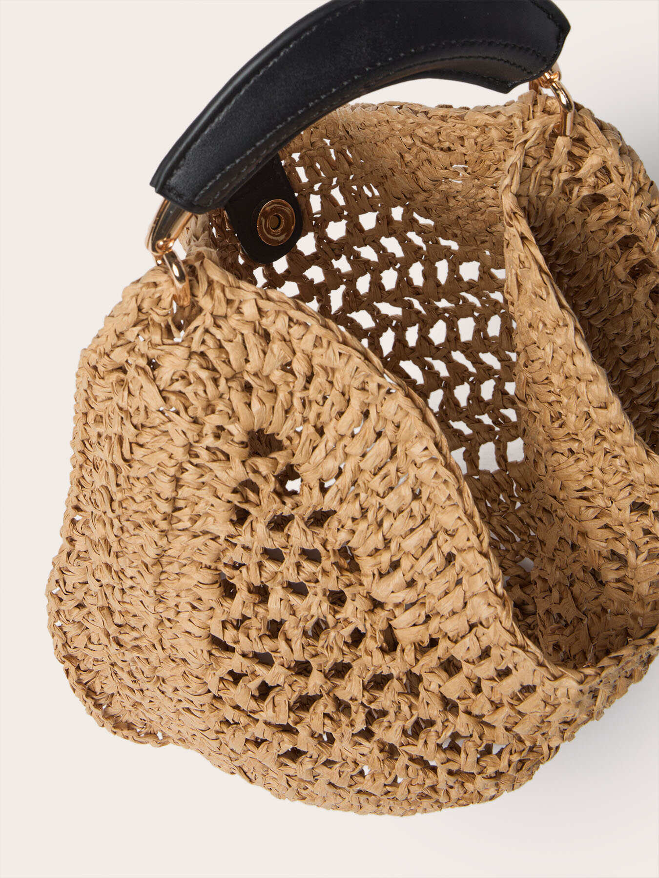 Perforierte Schultertasche mit Henkel image number 4