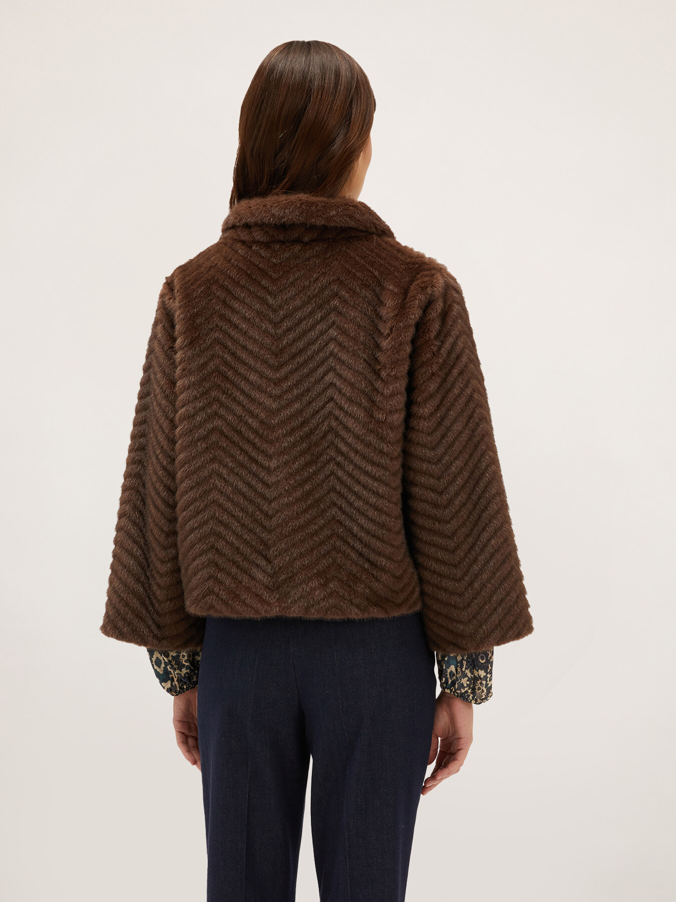 Short Chevron cut plush cape image number 1