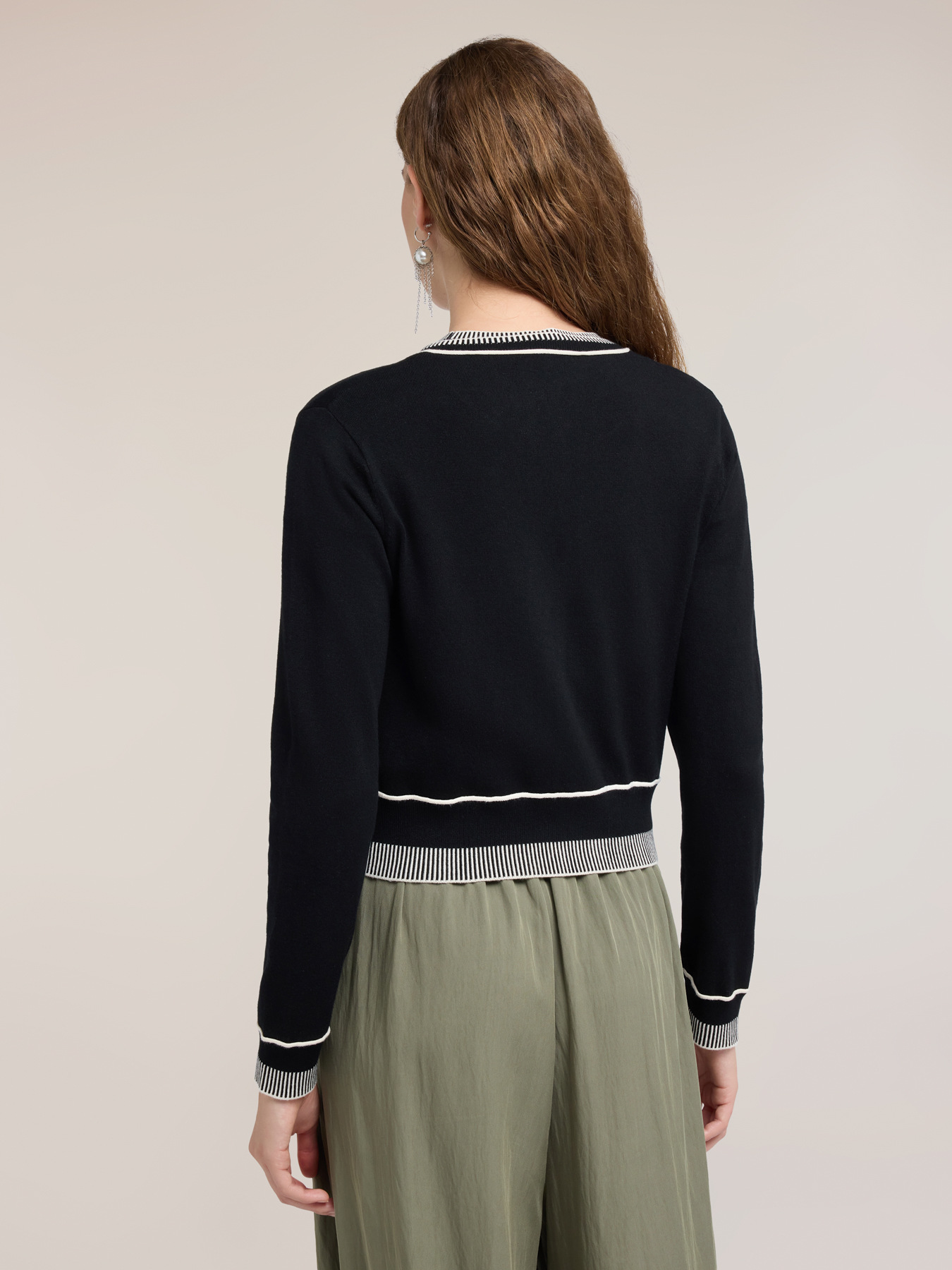 Cardigan corto in viscosa con bordi a contrasto image number 1