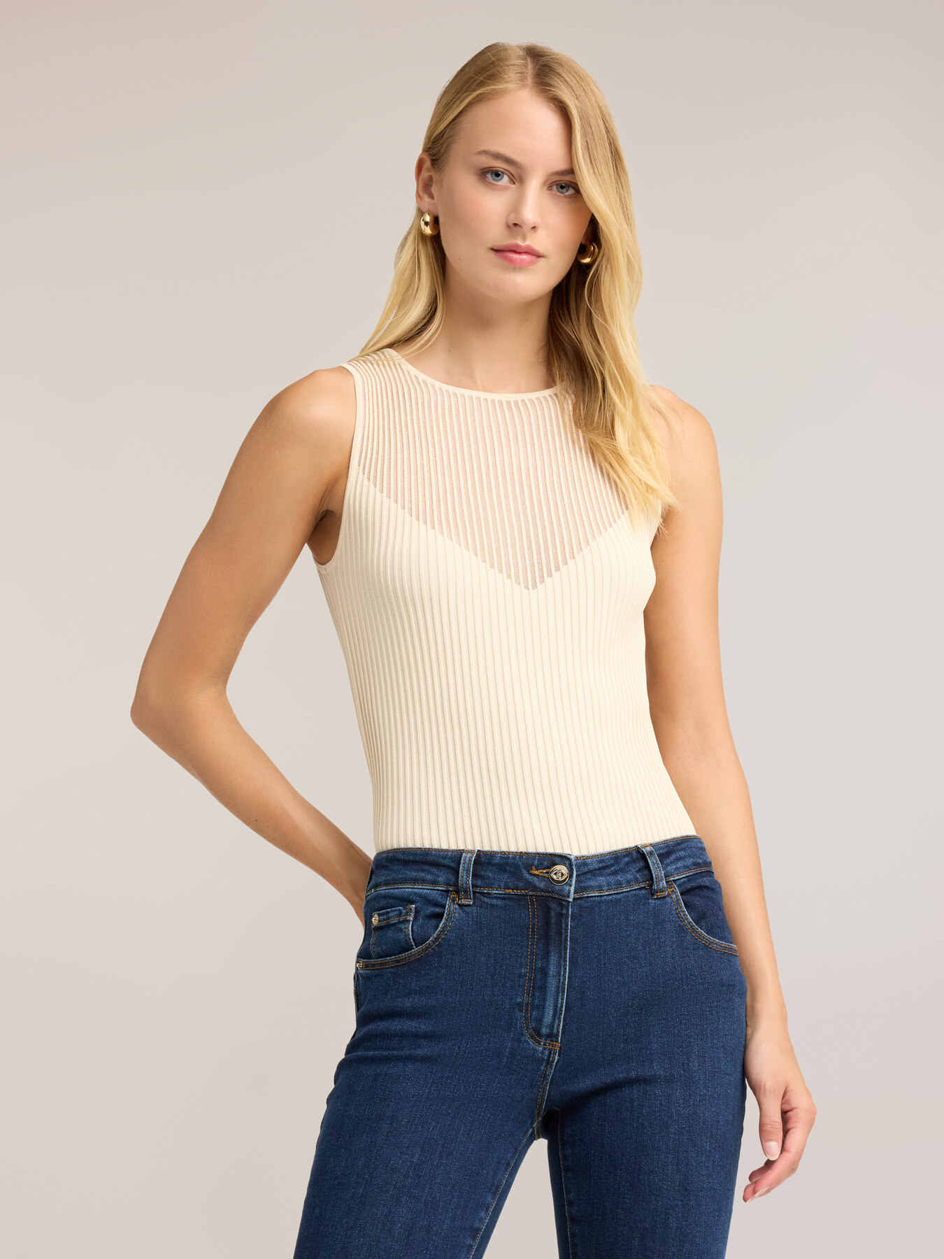 Maglia fine a coste con d&eacute;collet&eacute; trasparente image number 0