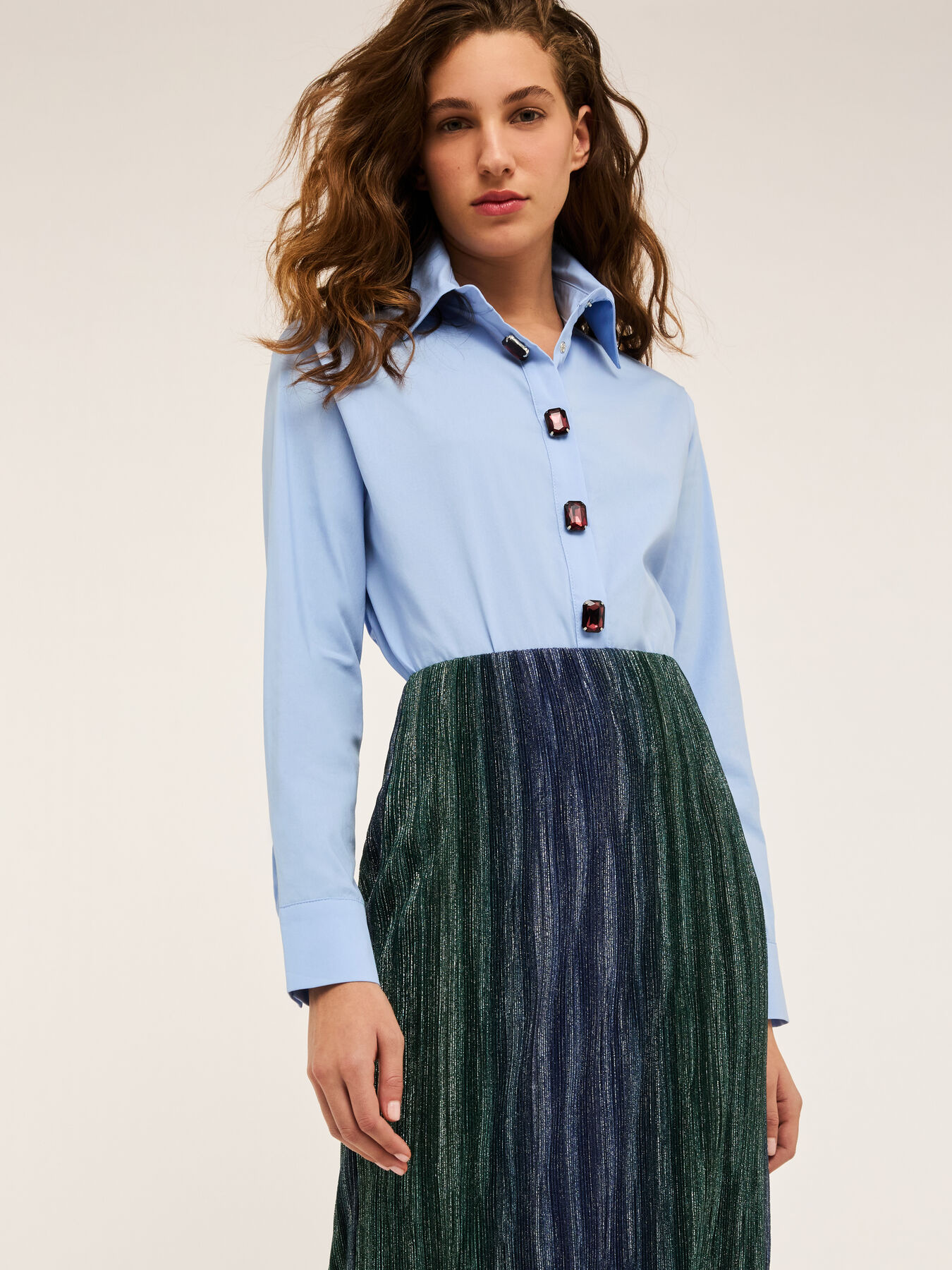 Camisa cropped con botones joya image number 2