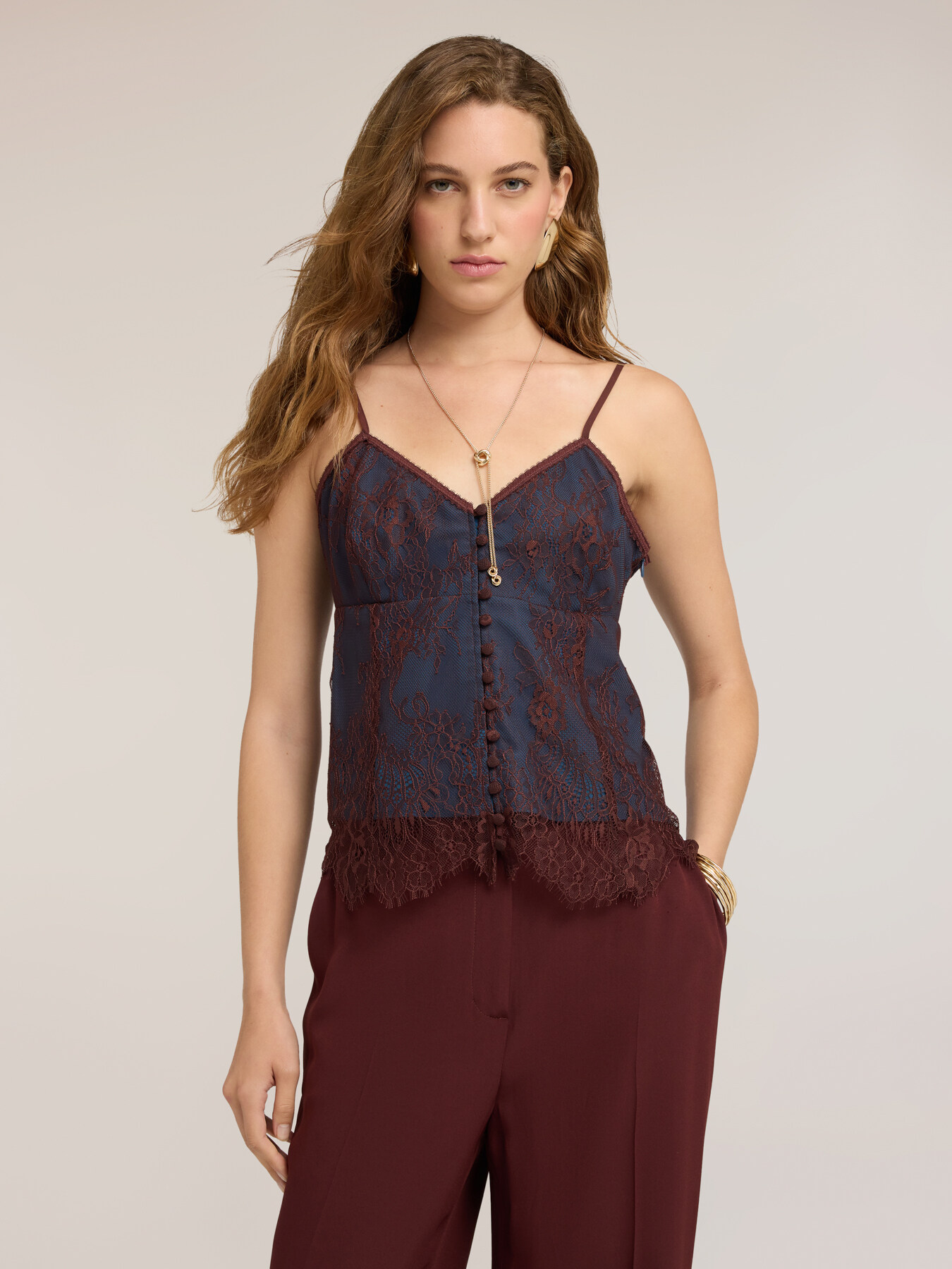 Top in pizzo con sottoveste e orlo smerlato image number 0