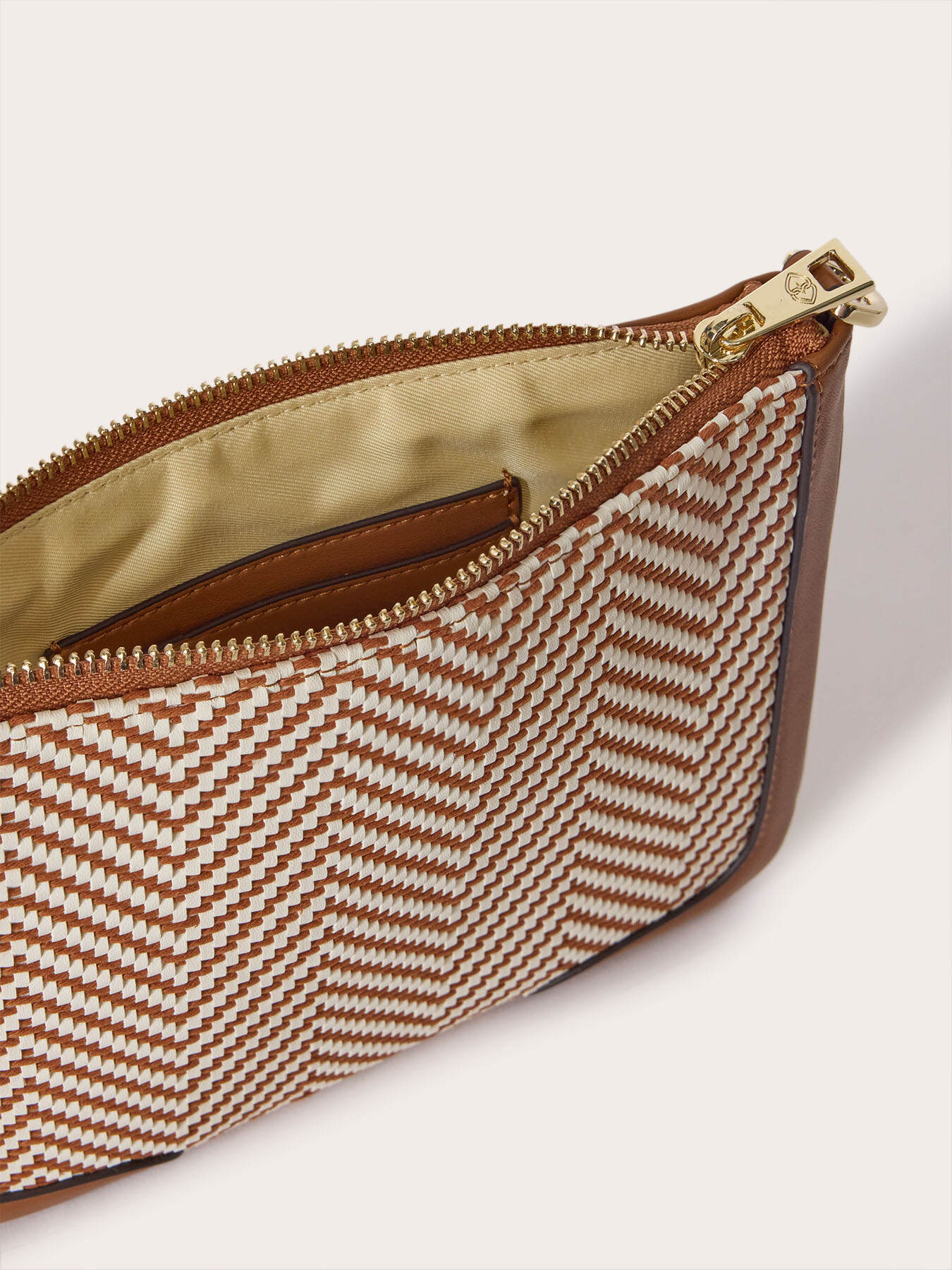 Flat clutch with two-tone weave image number 4