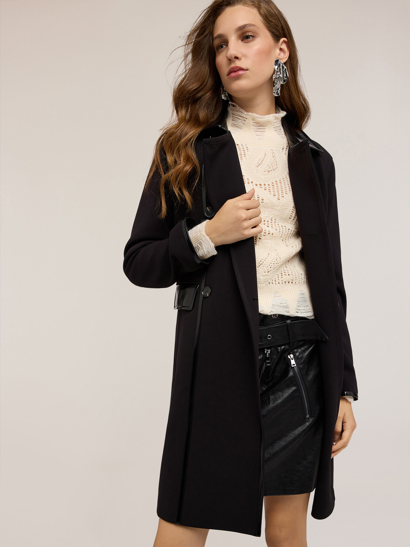 Manteau en polyester-viscose avec inserts en cuir verni image number 2