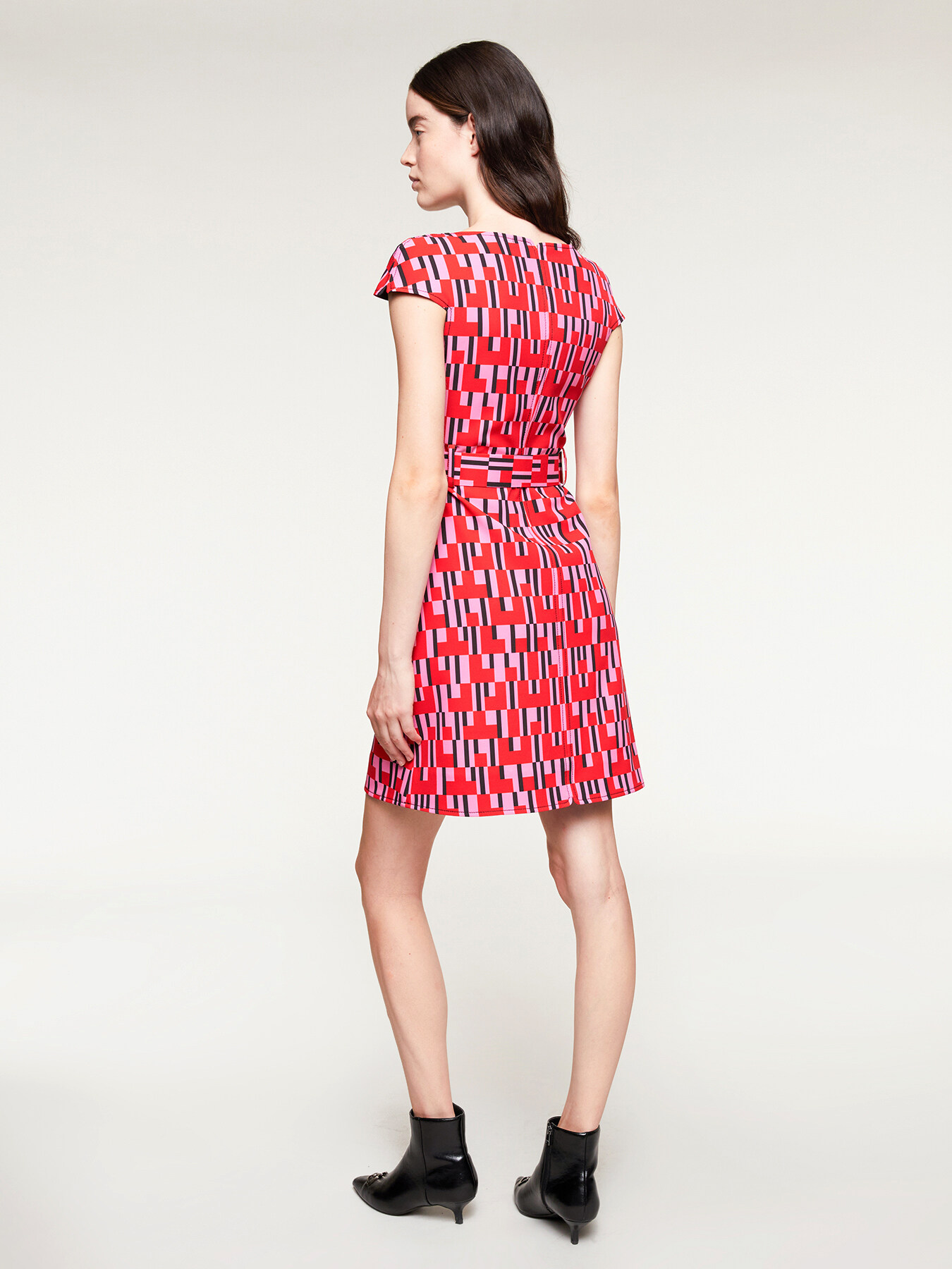 Short geometric pattern sheath dress image number 1