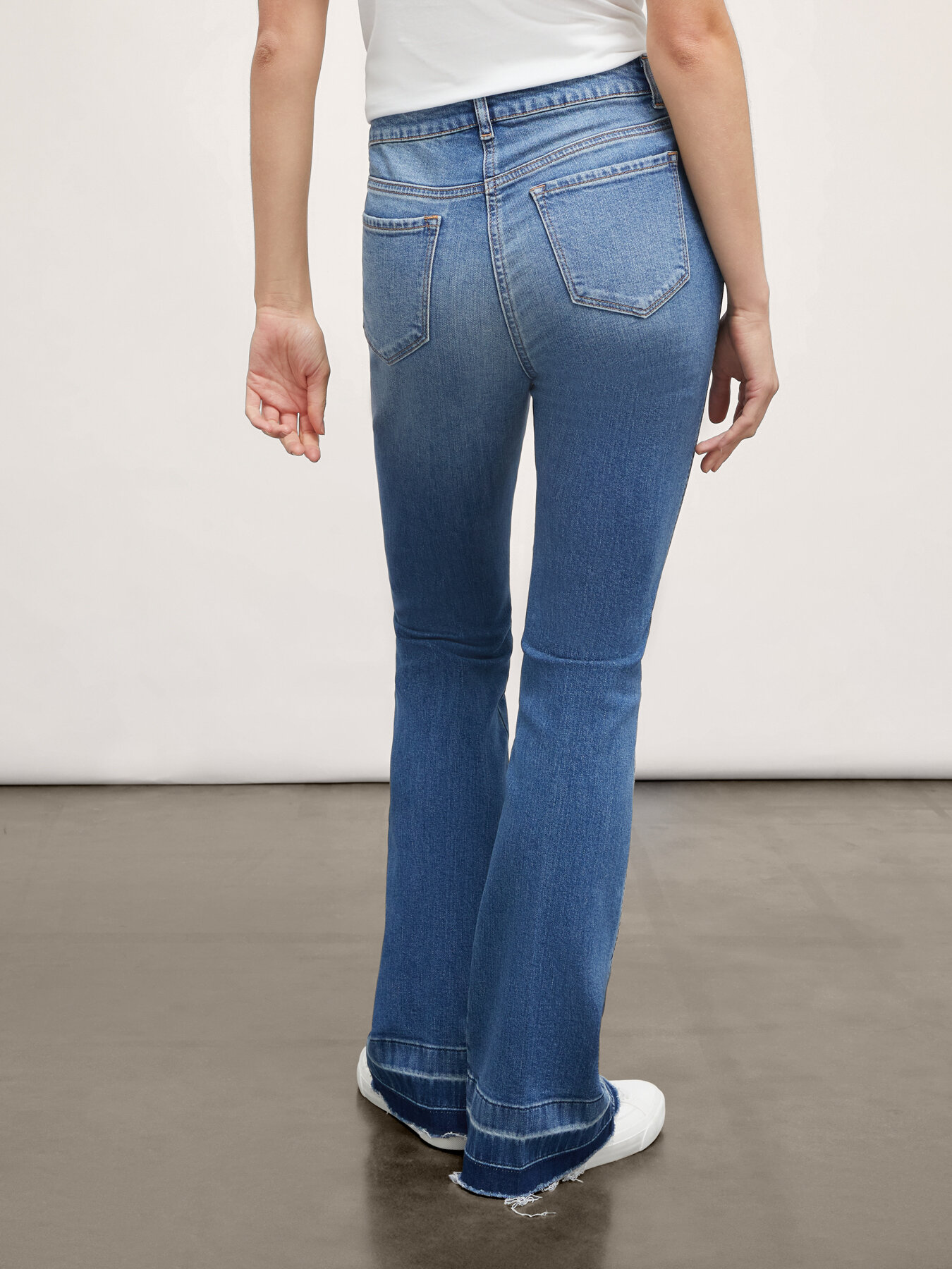 Jean flare avec ourlet effiloché image number 1