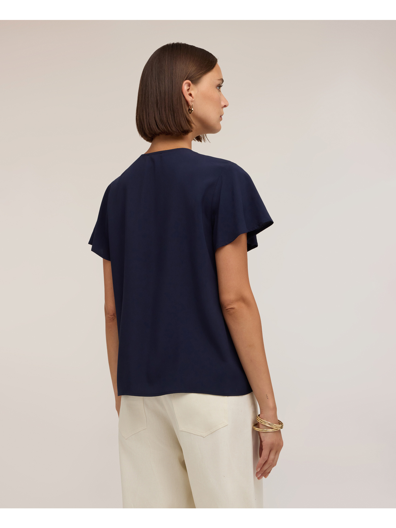 Blusa con escote en V y mangas de vuelo image number 1