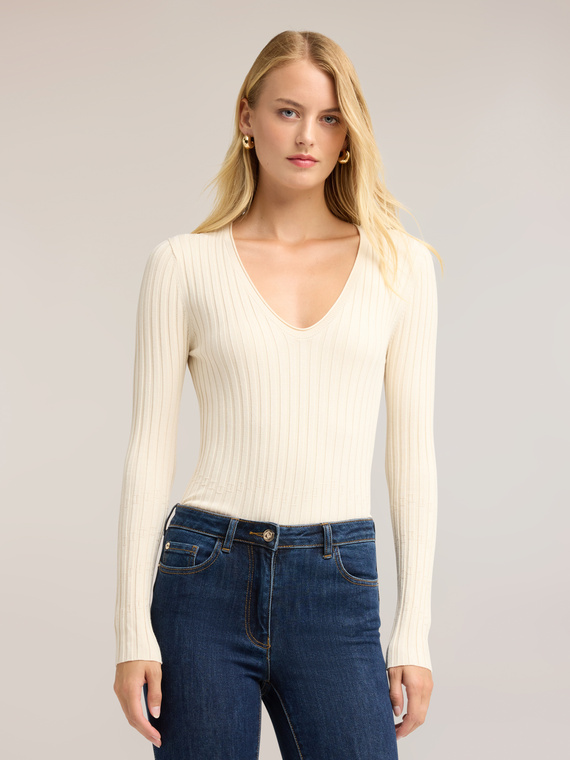 Flachripp-Strickpullover mit V-Ausschnitt