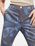 Pantalones kick flare vaqueros estampados image number 2