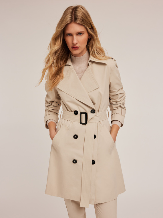 Zweireihiger Trenchcoat aus technischem Gewebe