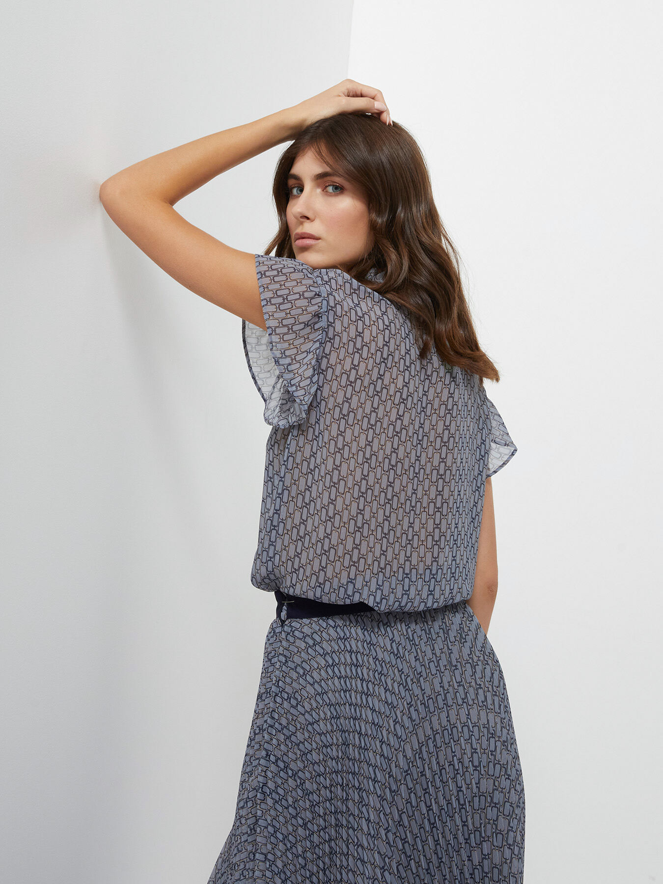 Blouse with chain print flounces image number 1