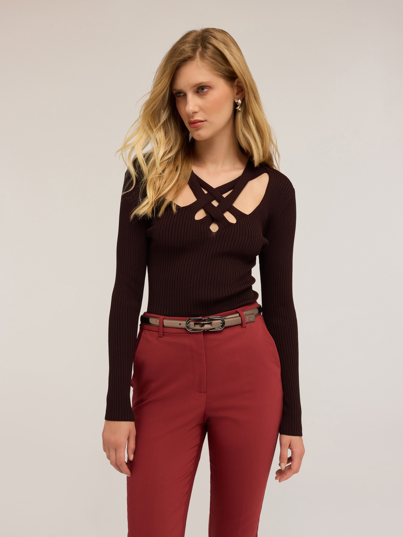 Gerippter Pullover mit bearbeitetem Ausschnitt image number 0