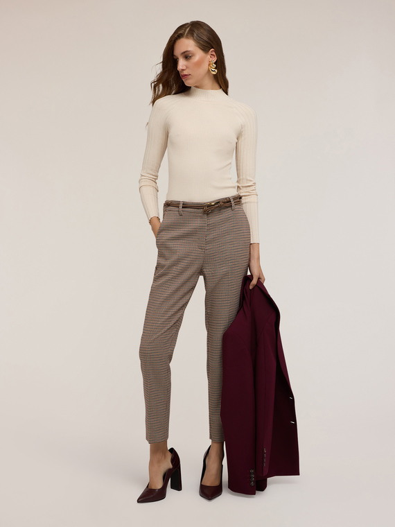 Gerippter Rollkragenpullover mit enger Passform