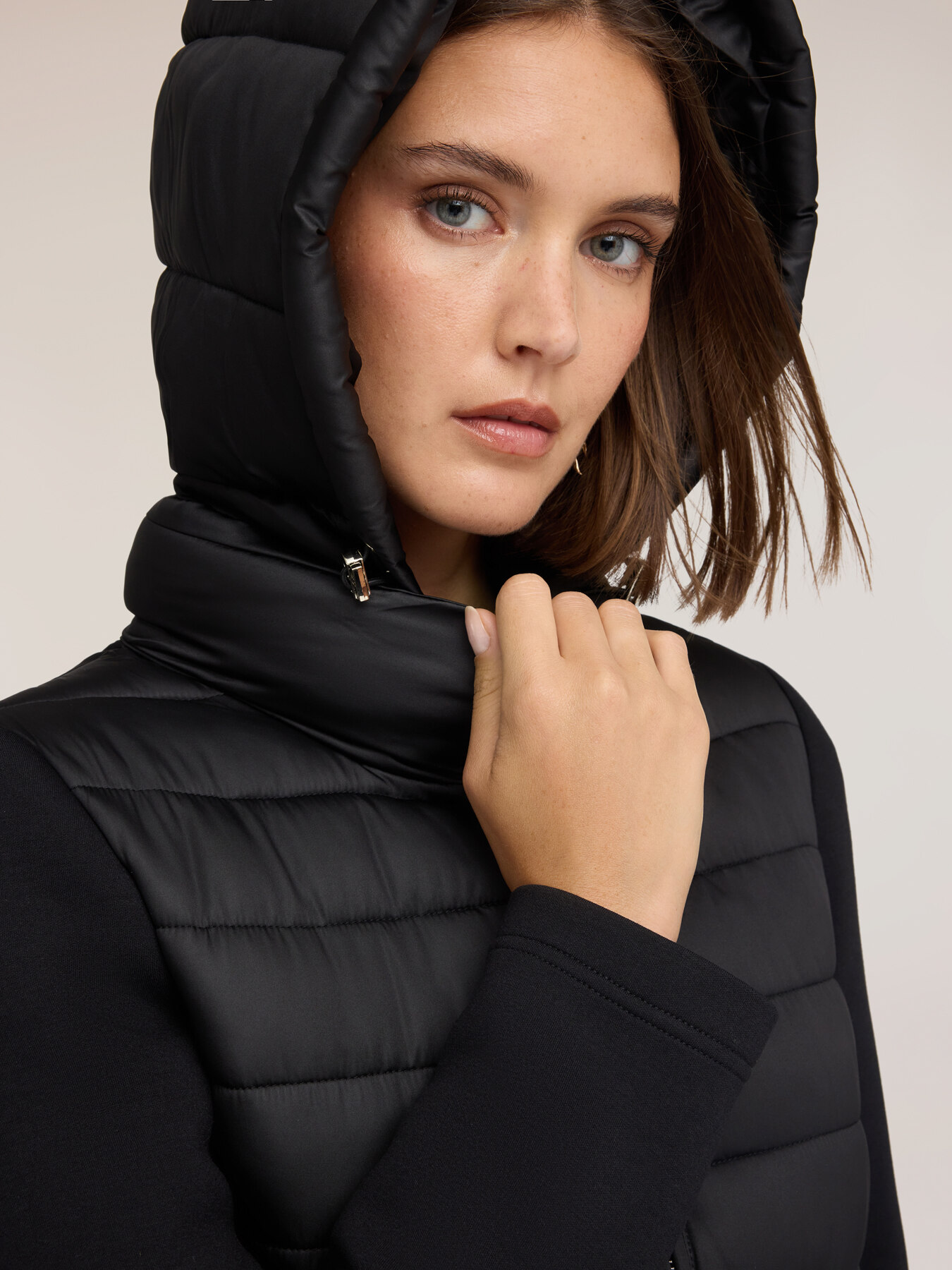 Lightweight hooded down jacket image number 3