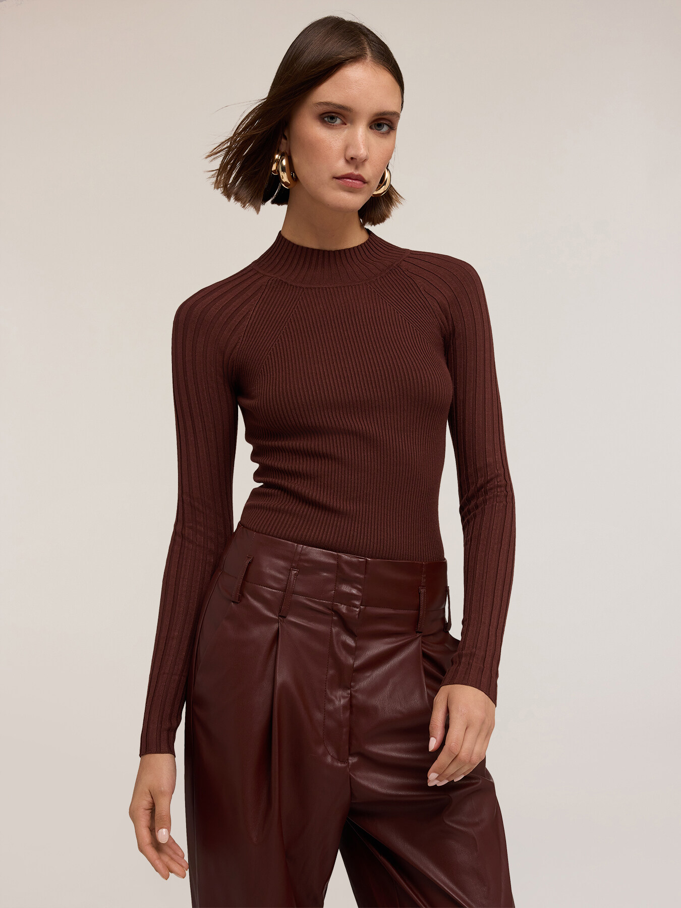 Maglia dolcevita a coste fitted image number 2