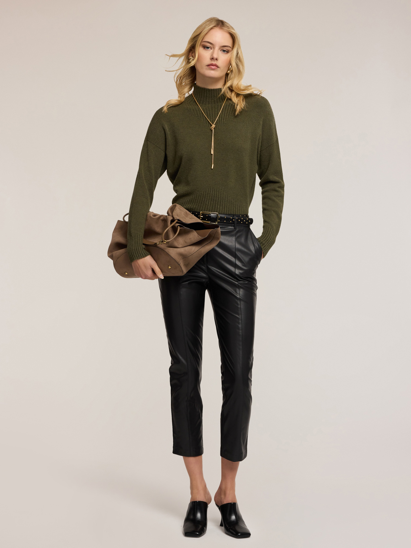 Pantalones slim fit en tejido revestido image number 0