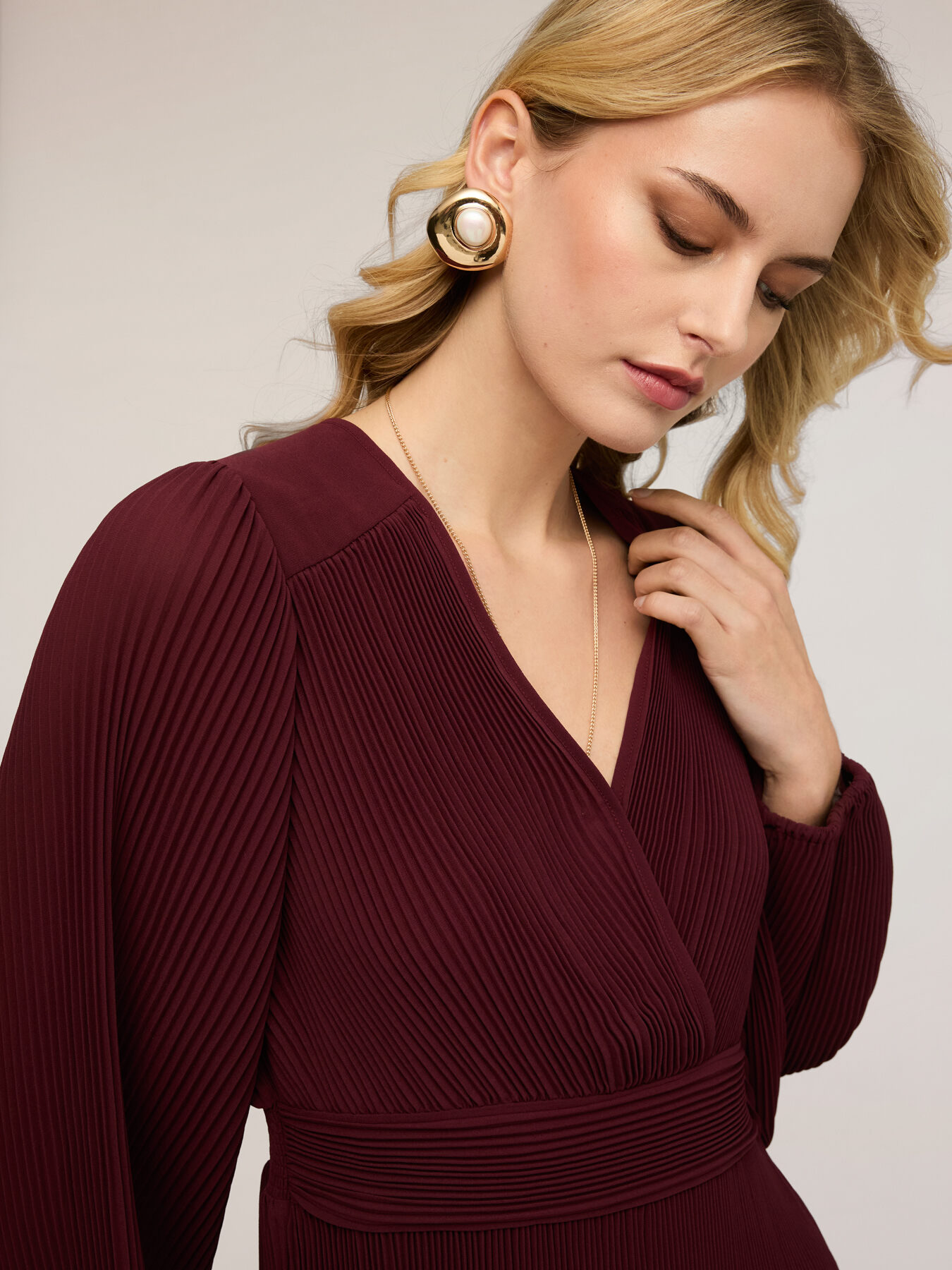 Blouse pliss&eacute;e en georgette avec encolure en V image number 3