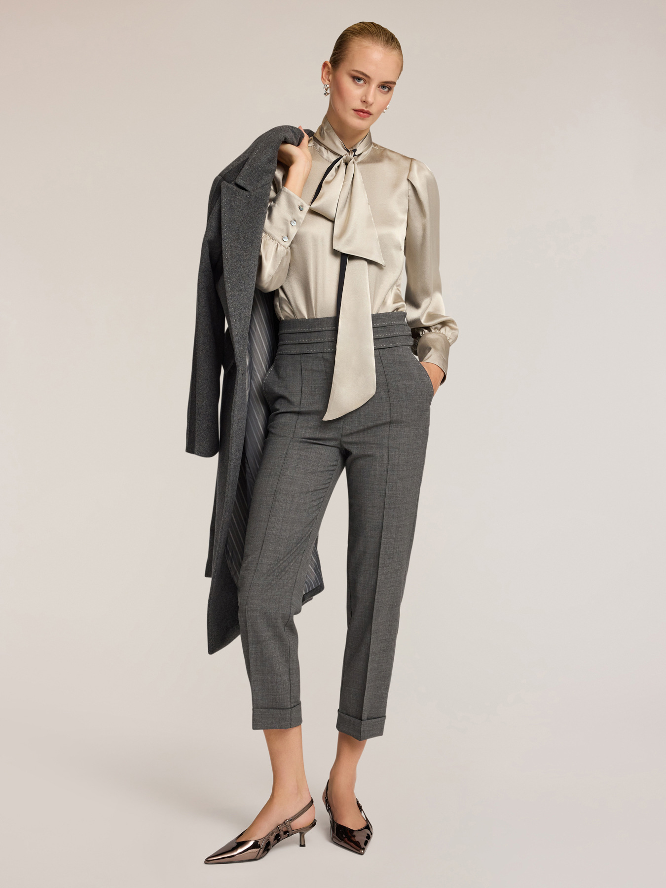 Blusa a body in raso con fiocco al collo image number 3