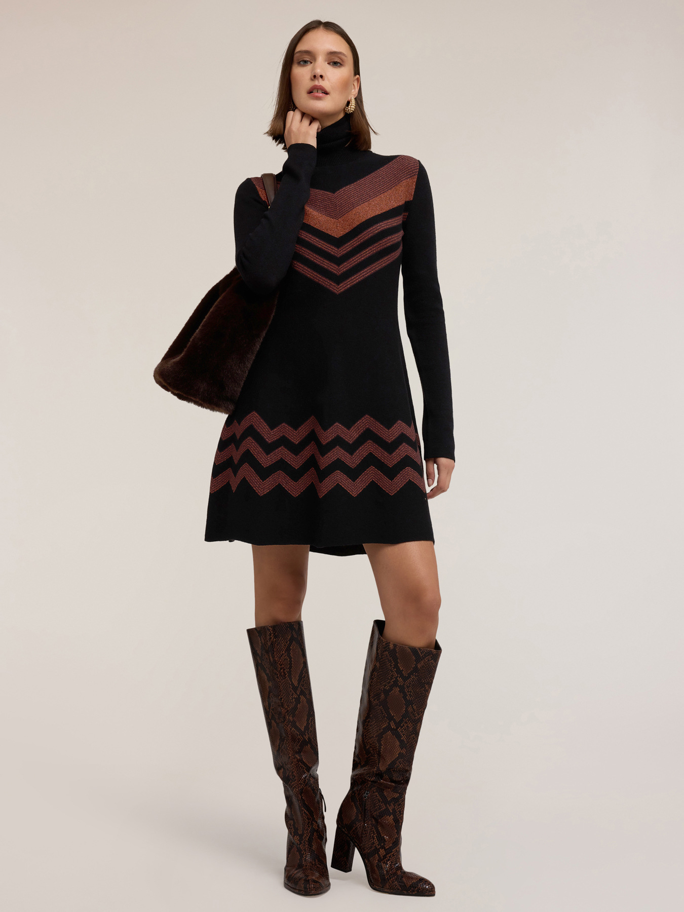 Robe courte en maille avec motif chevron image number 0