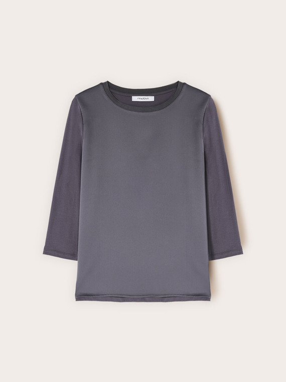 Two-tone T-shirt with three-quarter sleeves