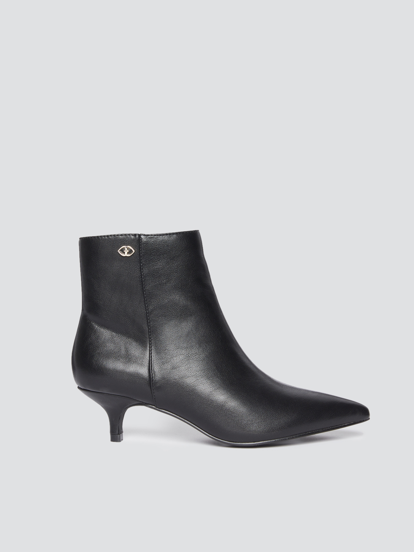 Almond-toe ankle boots image number 1