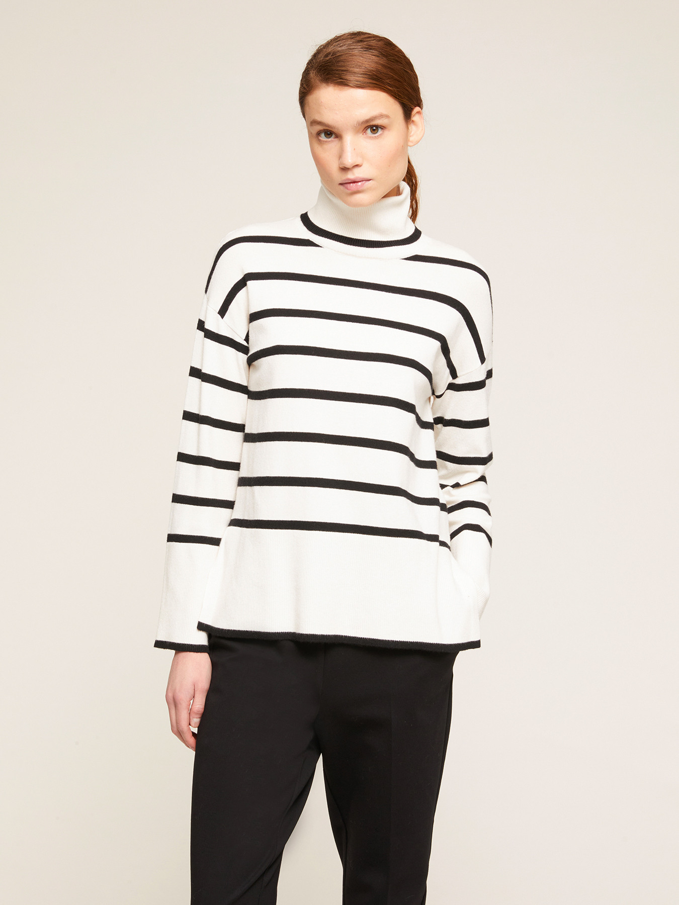 Jersey de cuello alto boxy de punto a rayas image number 0