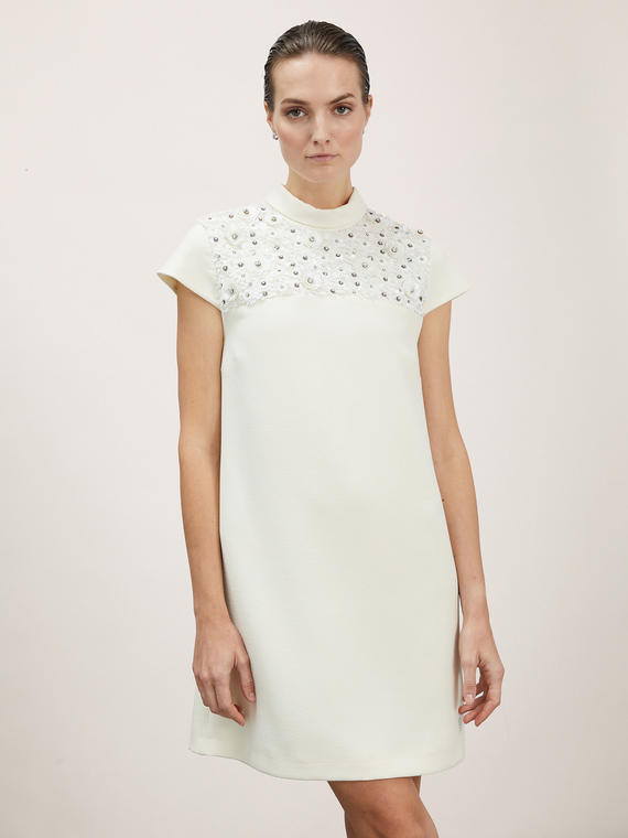 Minikleid mit besticktem Kragen