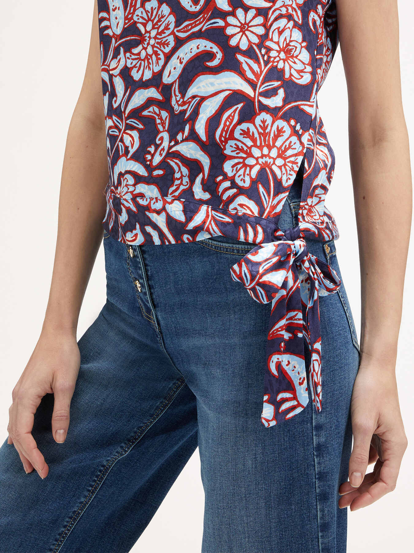 Blusa de raso con estampado tipo fular con nudo image number 2