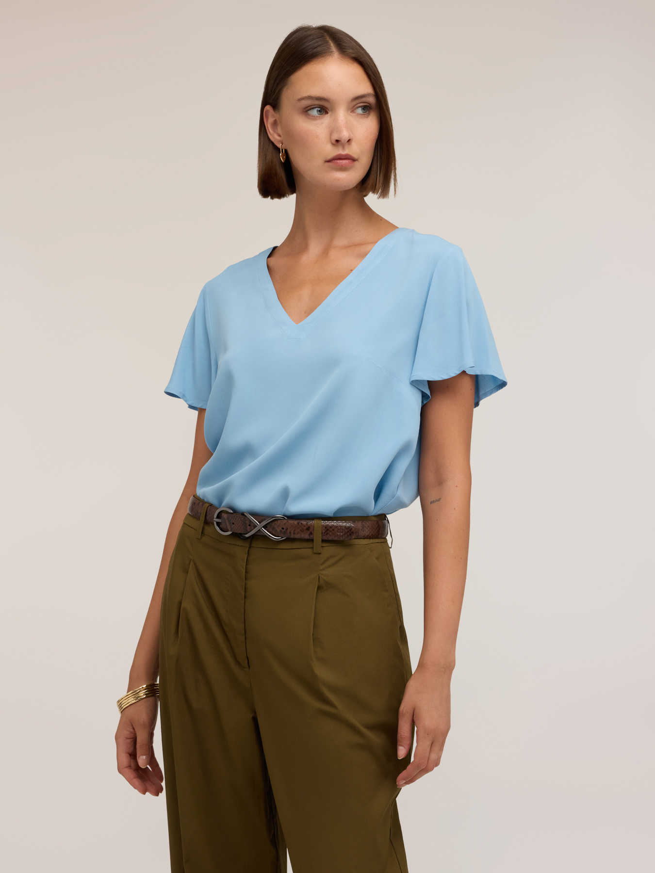 Blusa con escote en V y mangas de vuelo image number 0