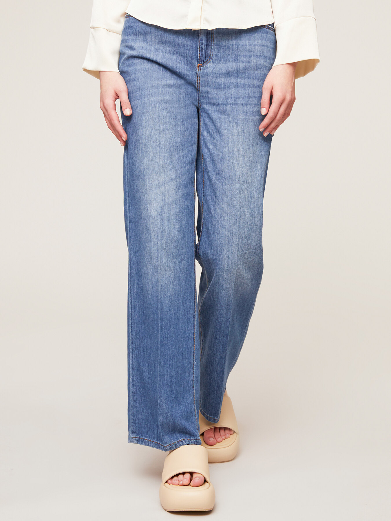 Jeans mit weitem Bein und mittlerer Waschung image number 0