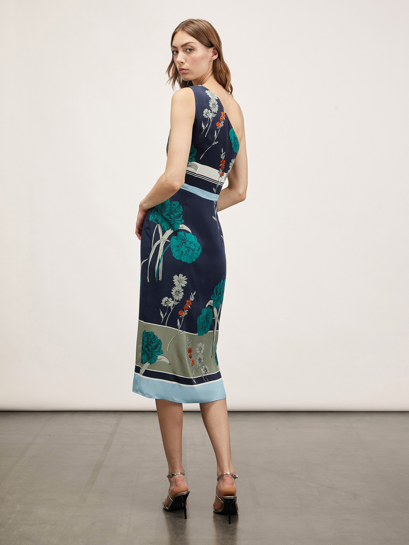 Vestido midi estampado de un hombro image number 1