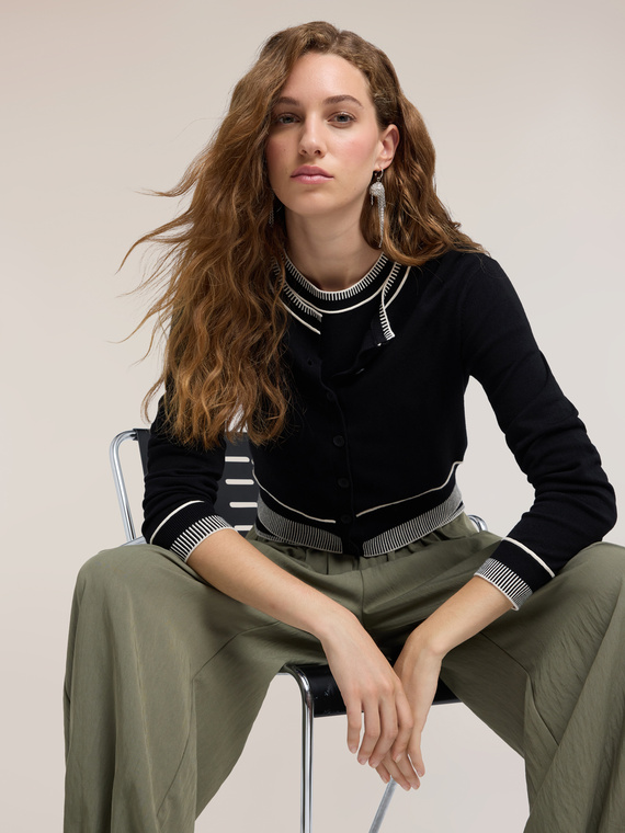 Kurze Strickjacke aus Viskose mit kontrastierenden Kanten