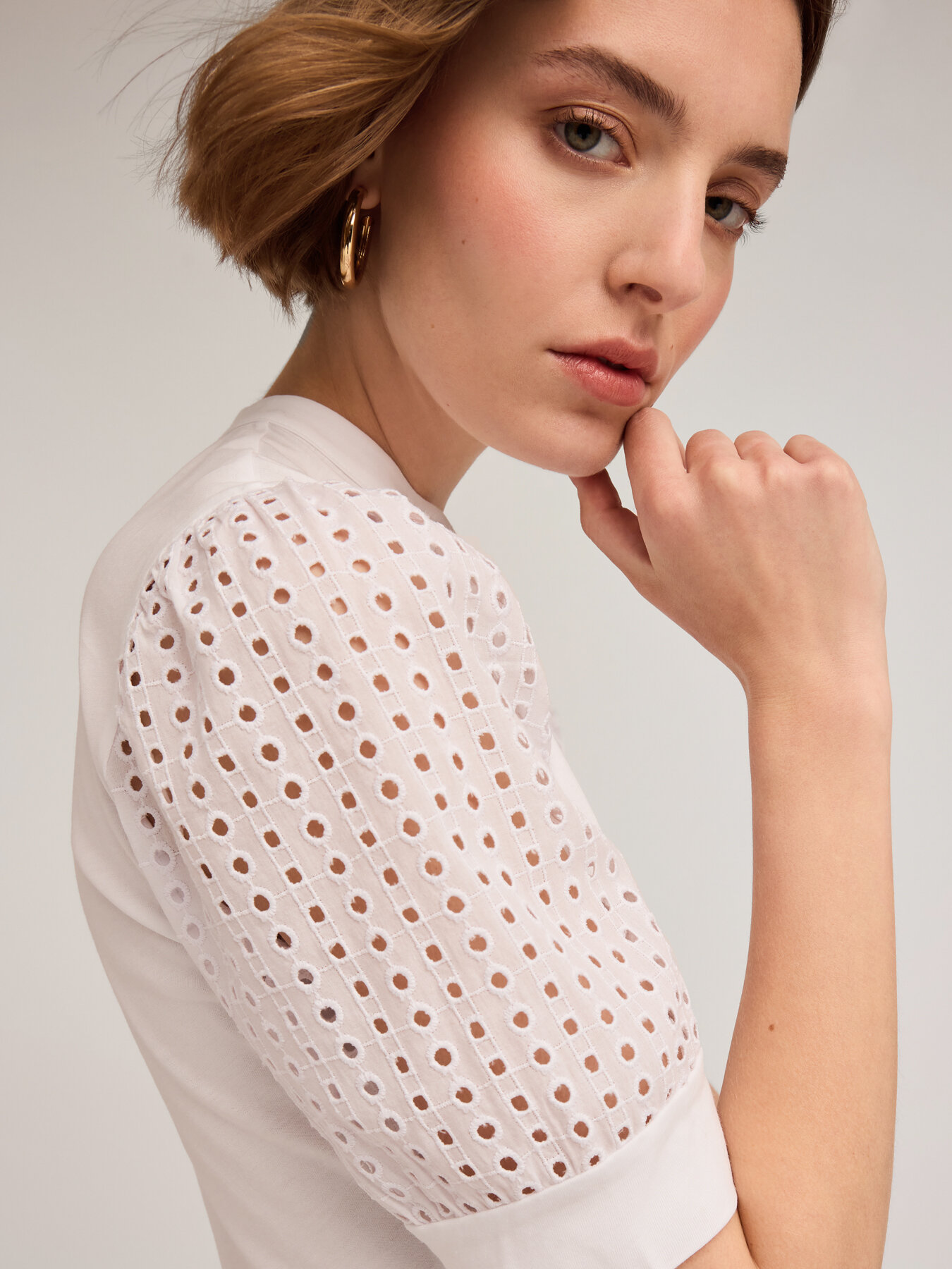 T-shirt a serafino con maniche in sangallo image number 2