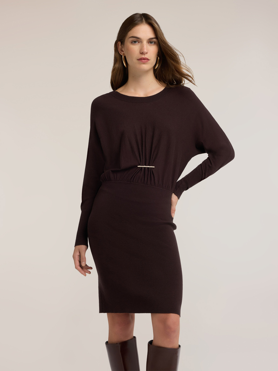 Figurbetontes Strickkleid mit Drapierung