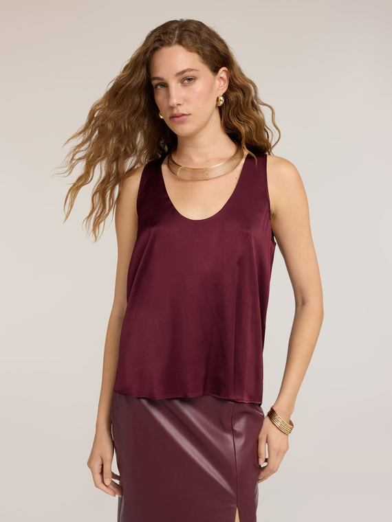 Top aus Viskose-Satin mit tiefem Ausschnitt