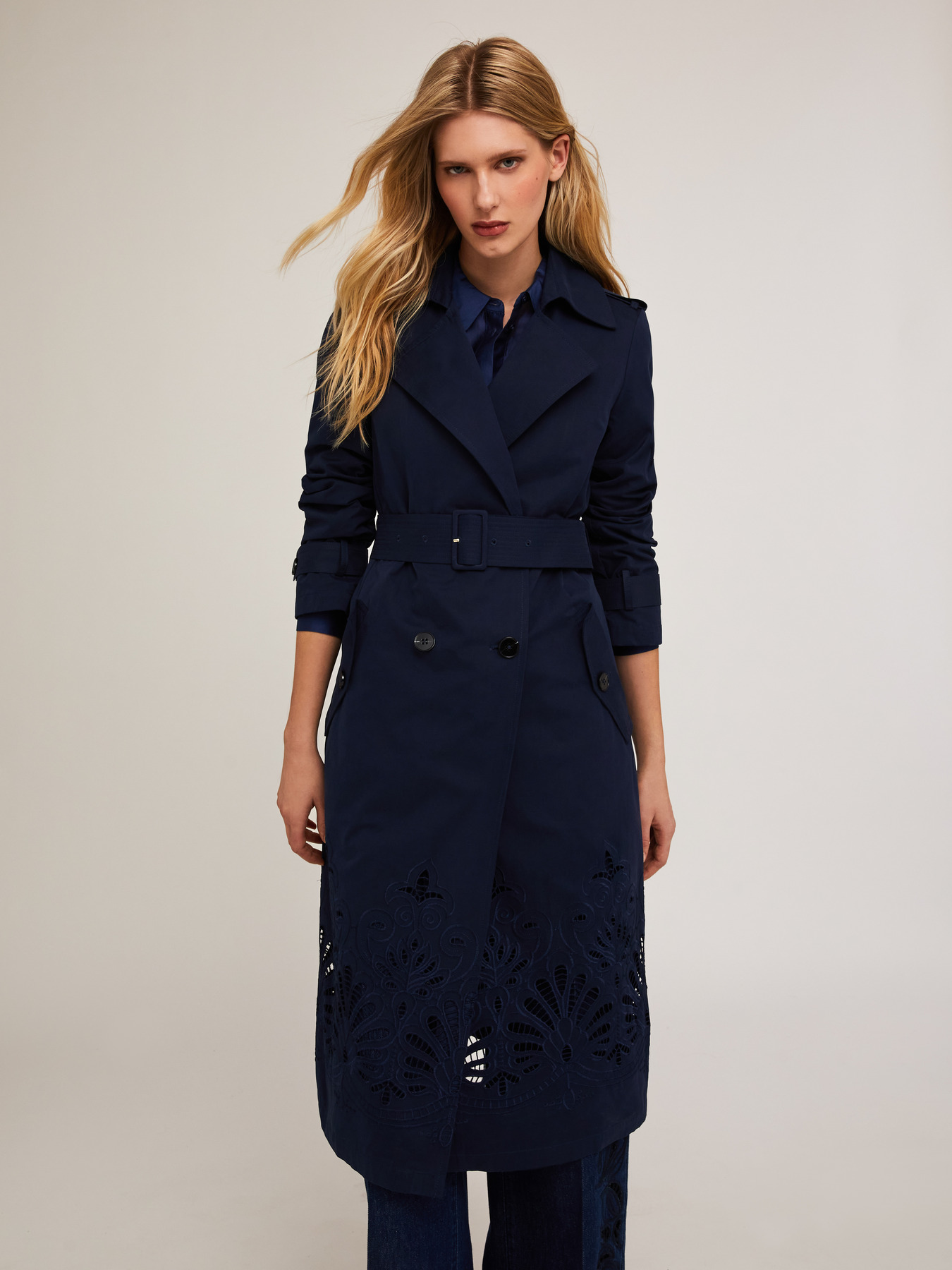 Trench &agrave; double boutonnage en tissu technique avec une broderie image number 0