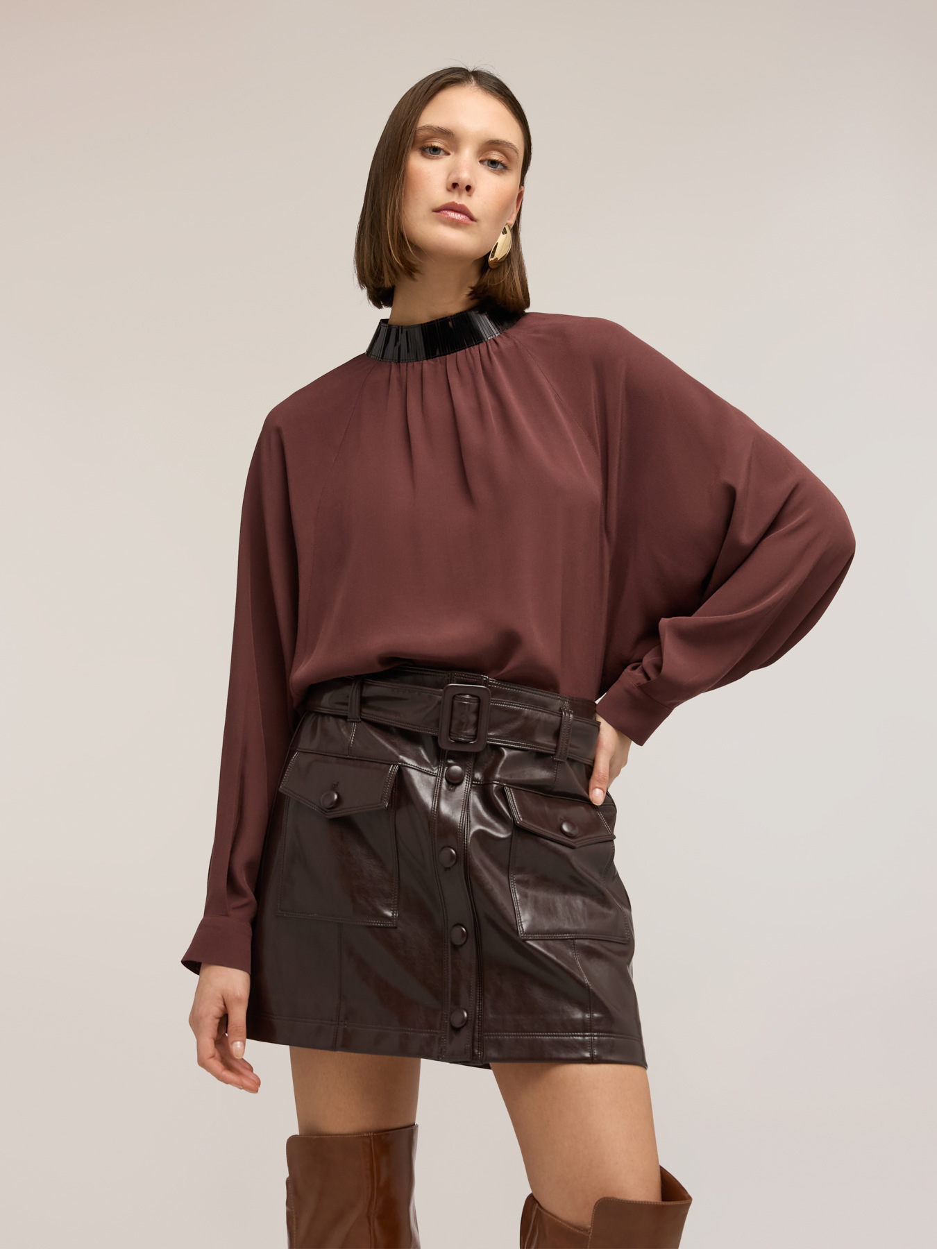 Flie&szlig;ende Bluse mit besticktem Kragen image number 0