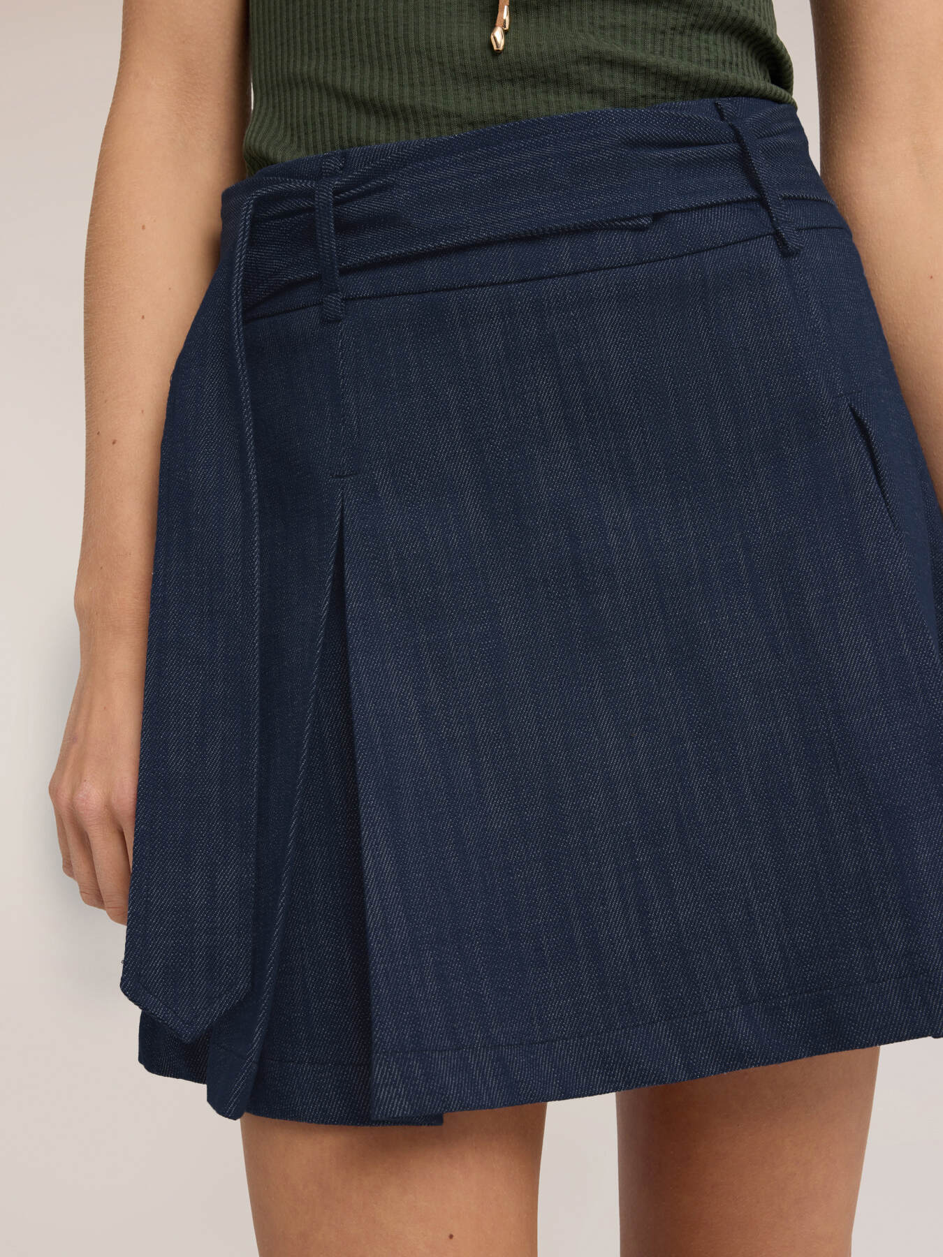 Pleated mini skirt with buttons image number 3