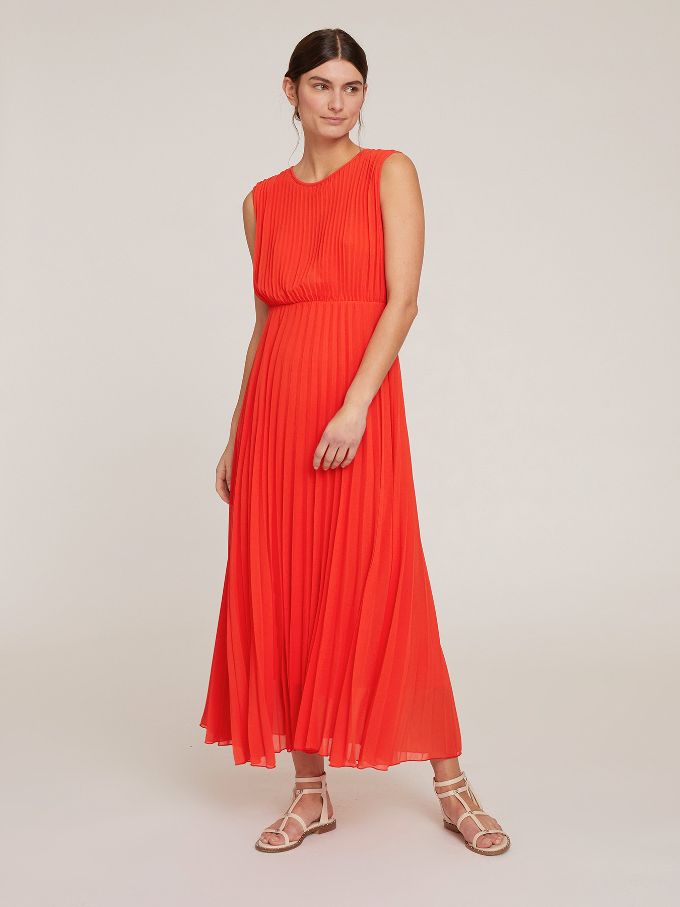 Long dress with pleating image number 0