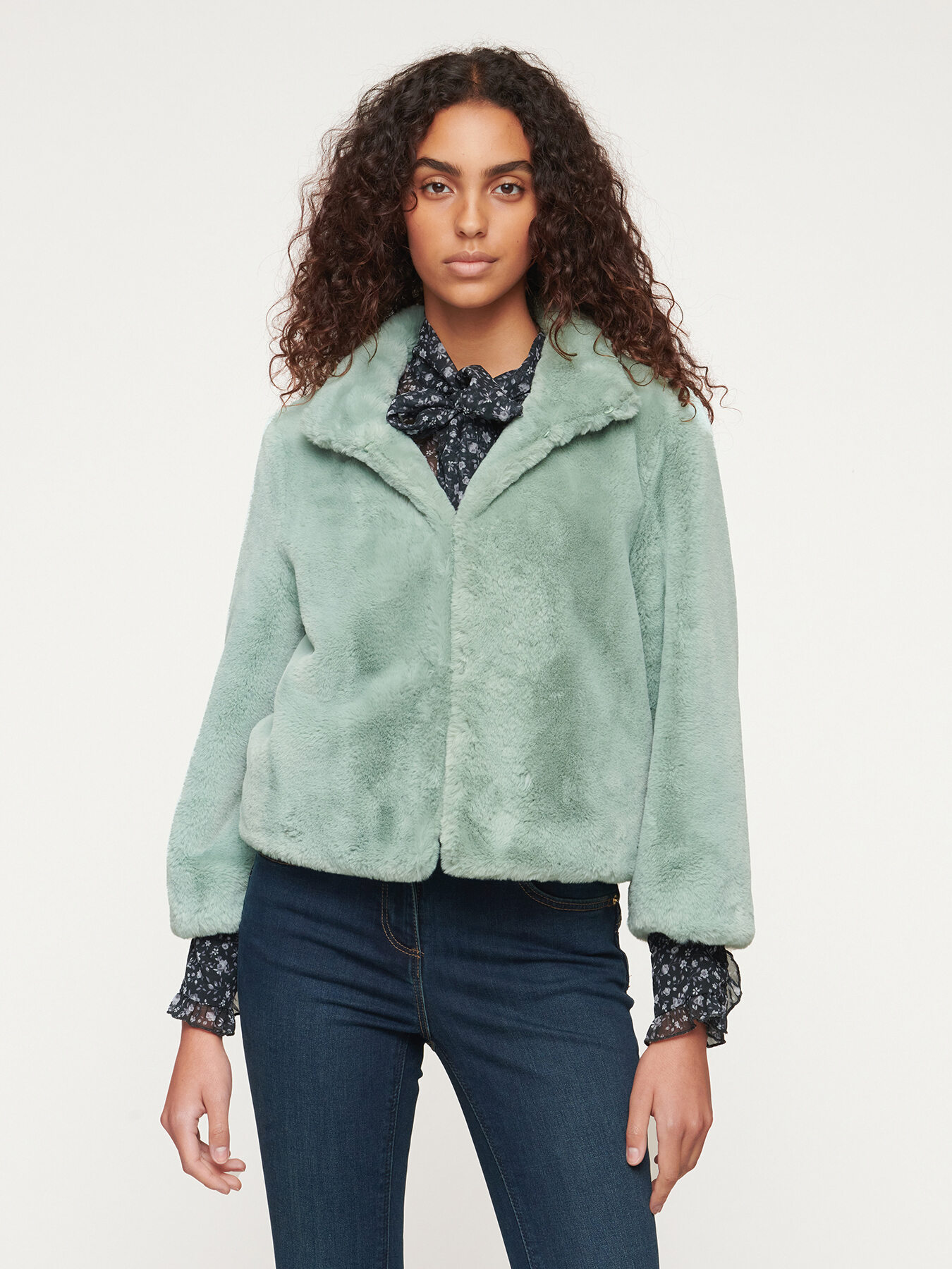 Abrigo corto de pelo sint&eacute;tico image number 2