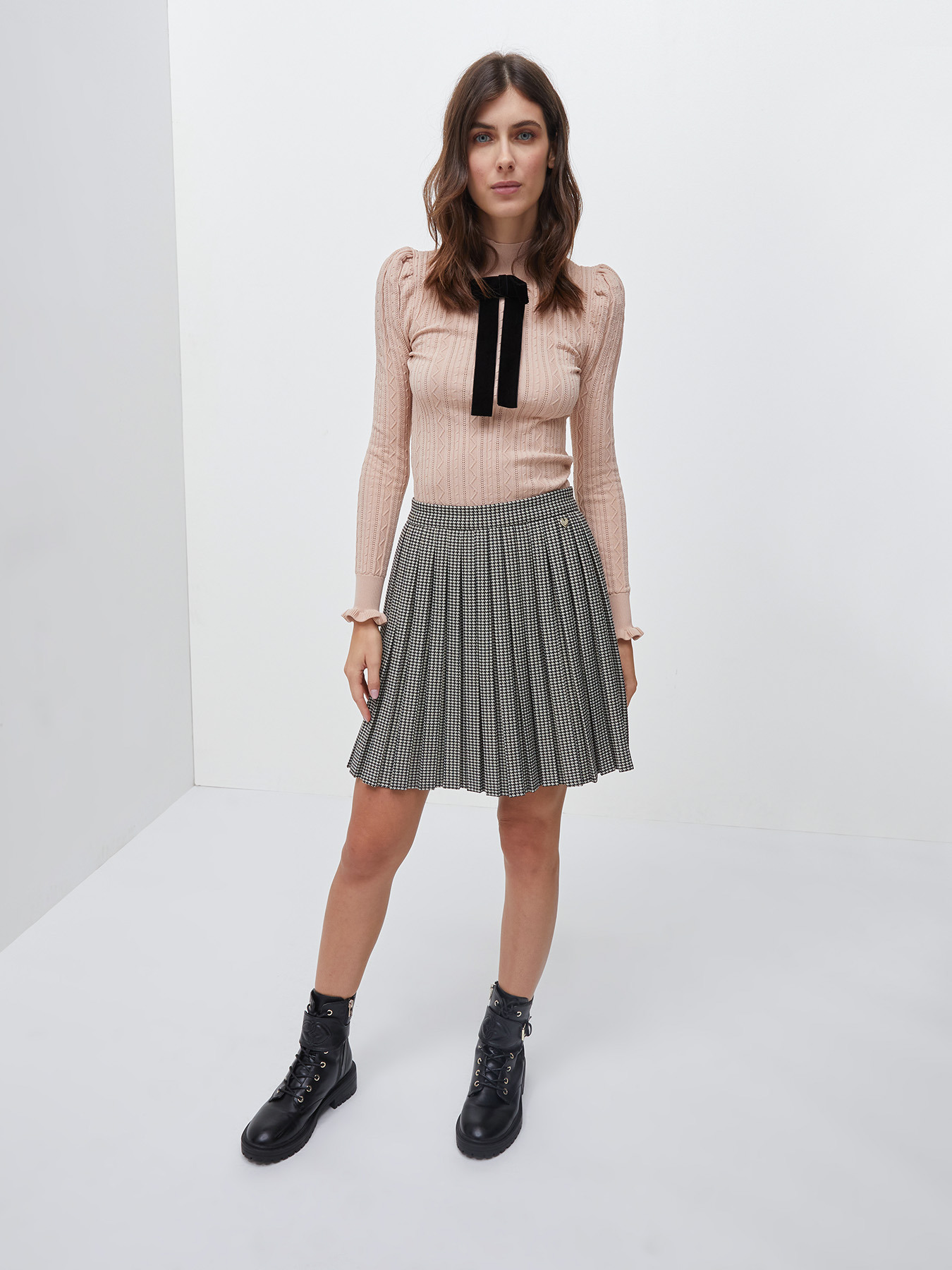 Short pleated houndstooth print skirt image number 0