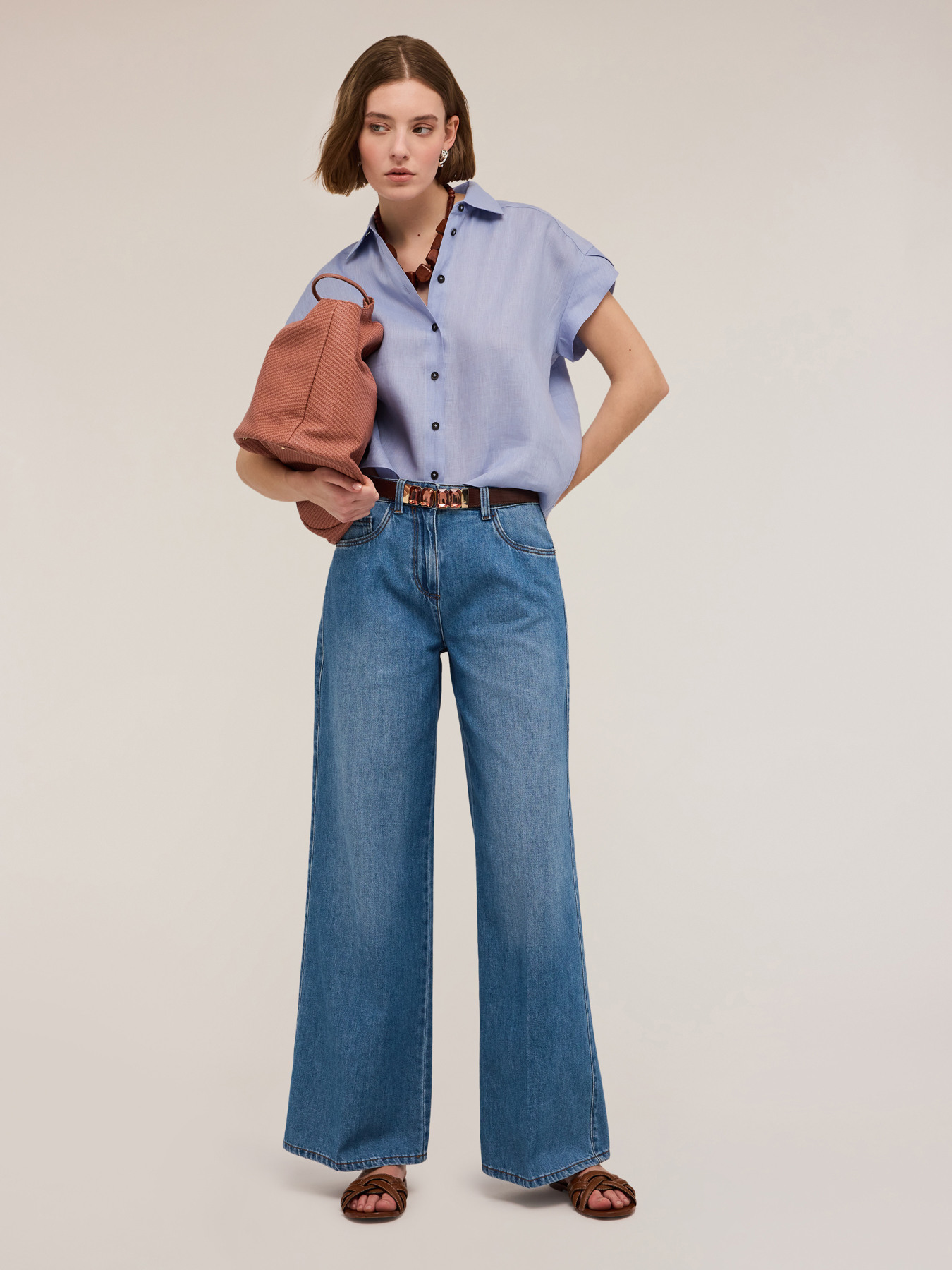 Hellblaue Jeans mit weitem Bein image number 0