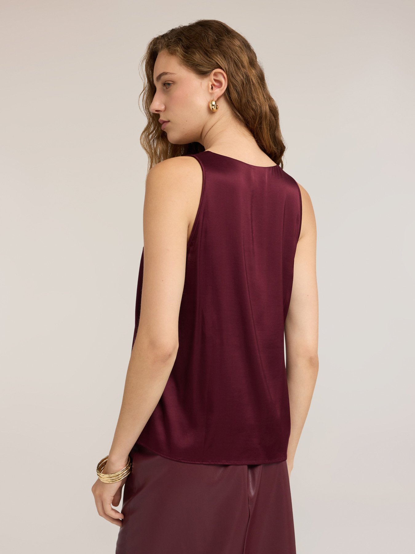Top aus Viskose-Satin mit tiefem Ausschnitt image number 1