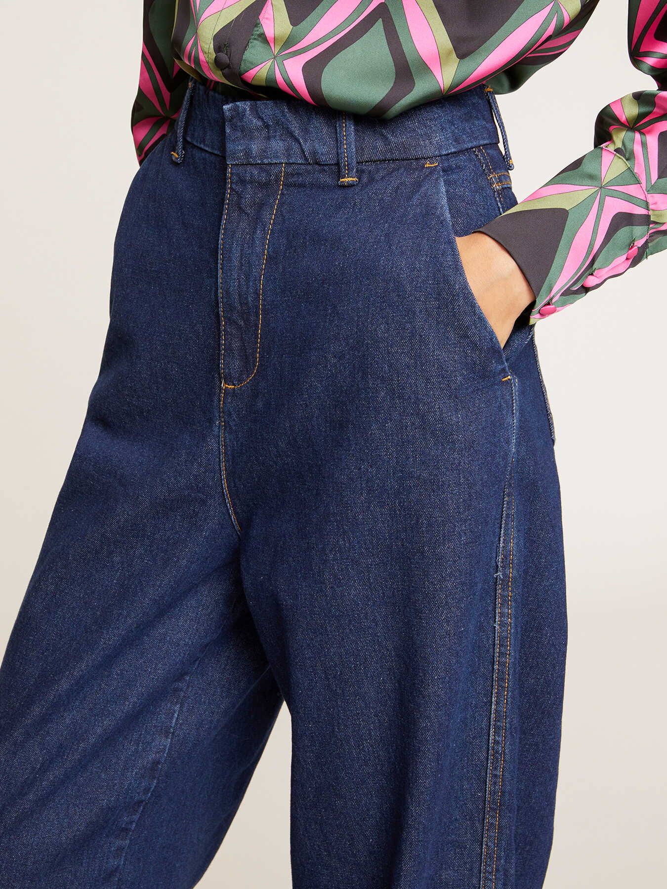 Jean jambe large avec ceinture style couture image number 2