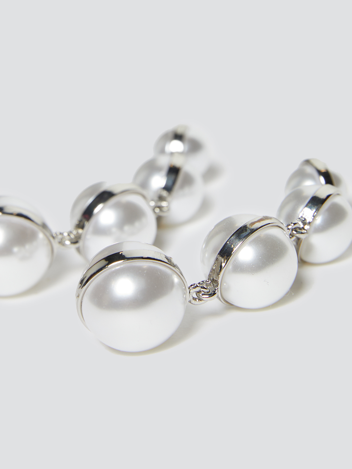 Dangling pearl earrings image number 0