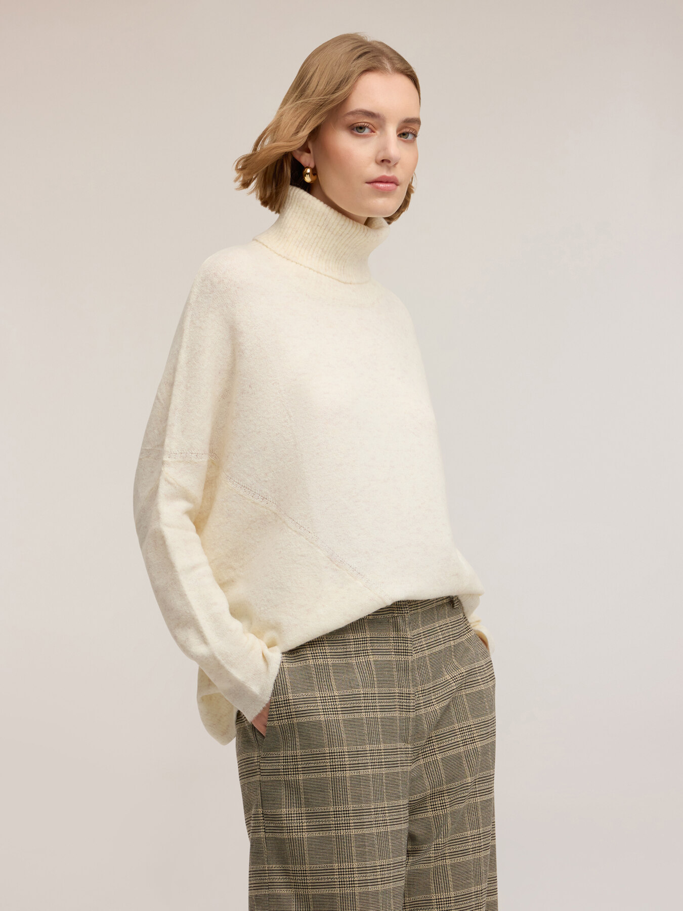 Oversized turtleneck sweater image number 2