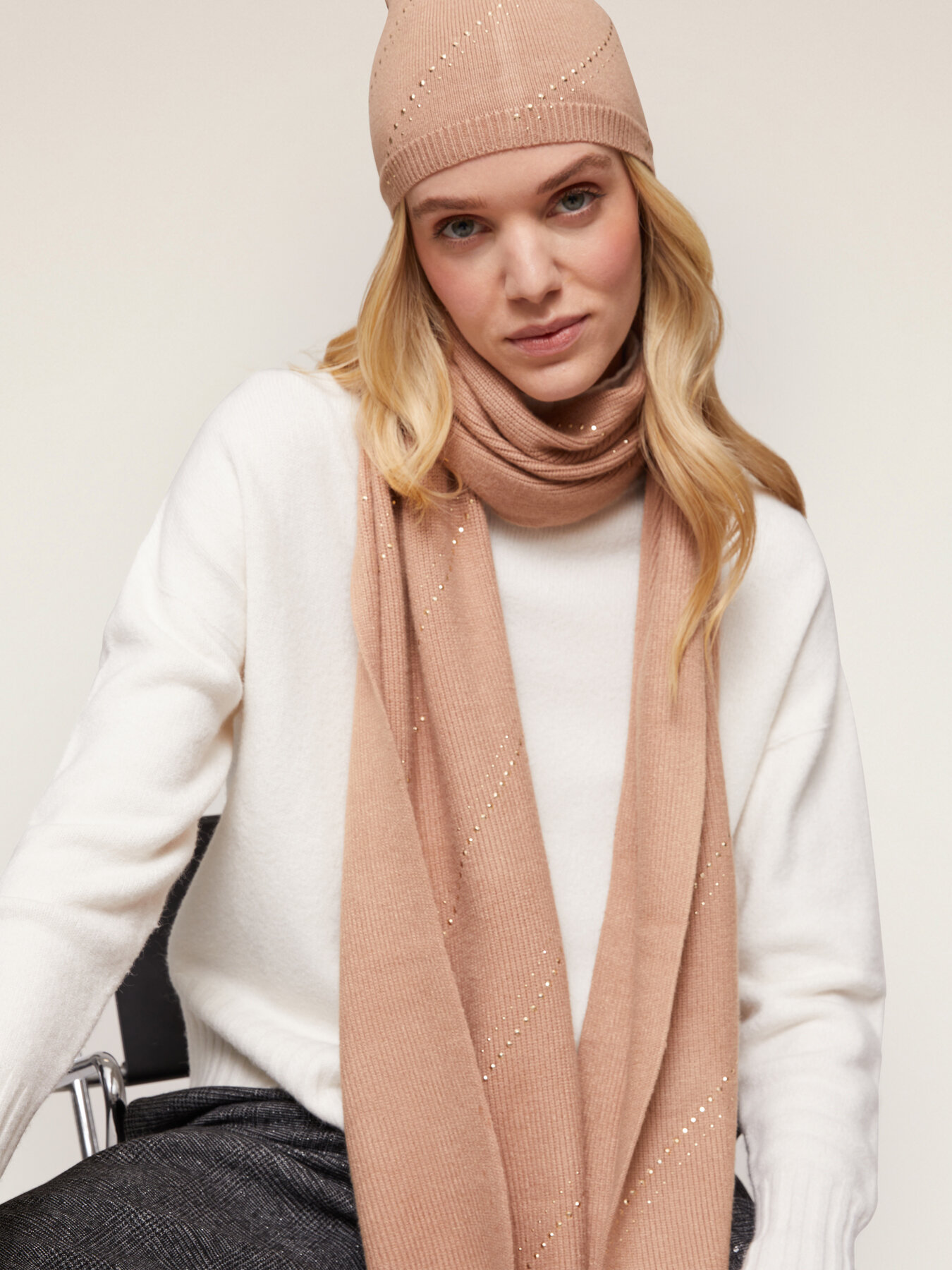Sciarpa con micro strass e borchie image number 0