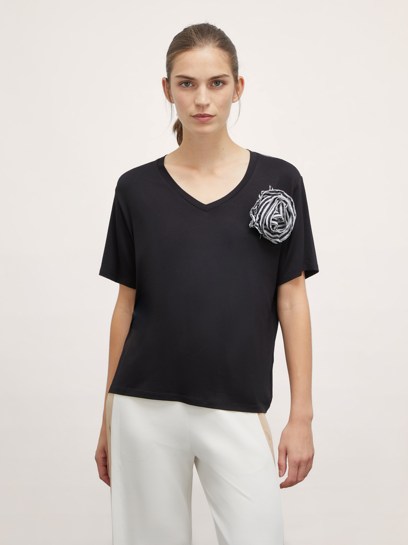 Camiseta con flor de tela image number 0